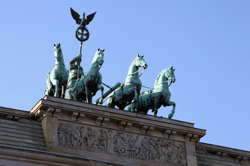 Fototapeta na wymiar Kwadryga na Brama Brandenburska w Berlinie