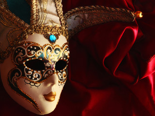 Mascara de carnaval sobre terciopelo rojo © jusereno