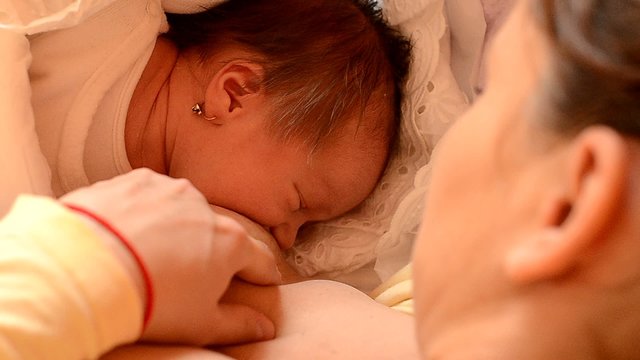 b&eacute;b&eacute; t&eacute;tant le sein de sa maman