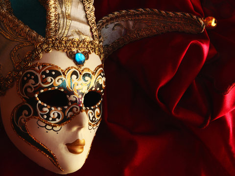 Mascara de carnaval sobre terciopelo rojo