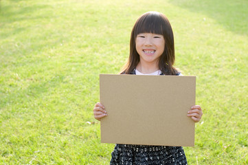 メッセージボードを持つ女の子