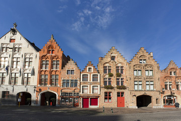 canal et facade à bruges de jour