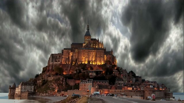 Nuages HDR sur le Mont Saint Michel