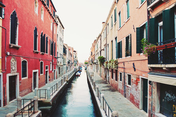 Fototapeta na wymiar Typowa ulica w Wenecji, Włochy.