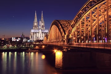 Kölner Dom bei Nacht © kuegi