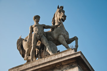 Fototapeta na wymiar Grecki posąg most w Jenie w Paryżu