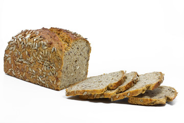 Frisches Sonnenblumenbrot auf weißem Hintergrund