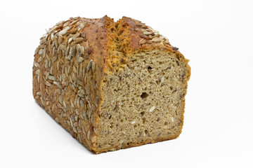 Frisches Sonnenblumenbrot auf weißem Hintergrund