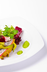 Rote Bete-Meerrettich Terrine mit Avocadocreme und Pitaya