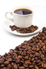 taza de café con granos tostados