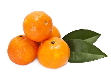 naranjas con hojas verdes aislada en blanco