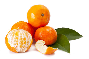 naranjas con hojas verdes aislada en blanco