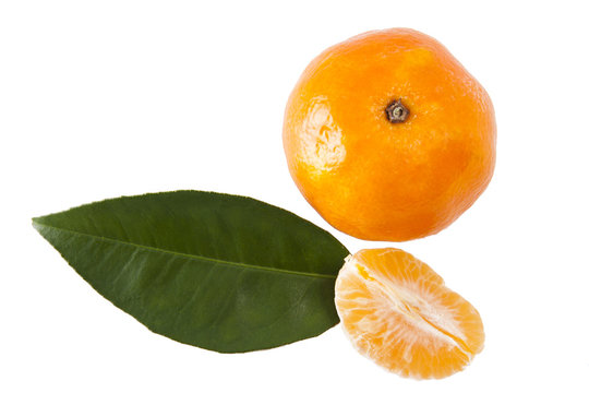 naranjas con hojas verdes aislada en blanco