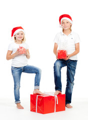 geschwister mit weihnachtsgeschenken