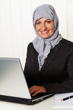 Frau mit Kopftuch im B&uuml;ro