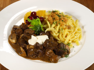 Rehragout mit Spätzle