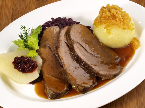 Wildschweinbraten - Schweinebraten mit Kn&ouml;del