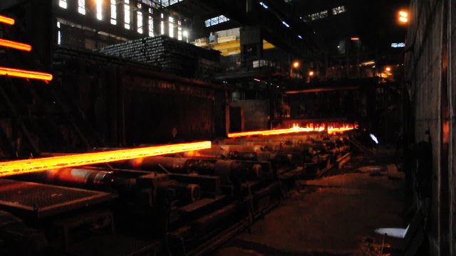 Gl&uuml;hende Tr&auml;ger im Stahlwerk // steelworks
