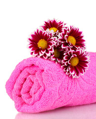 Obraz na płótnie Canvas pink towel and beautiful flowers isolated on white