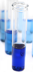 Reagenzglas mit blauer Substanz im Labor
