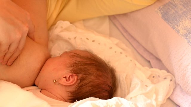 b&eacute;b&eacute; t&eacute;tant le sein de sa maman