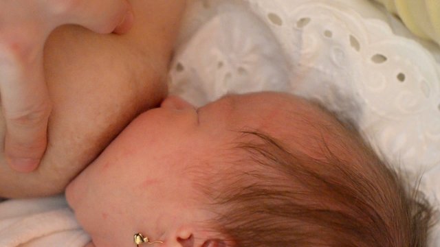 b&eacute;b&eacute; t&eacute;tant le sein de sa maman