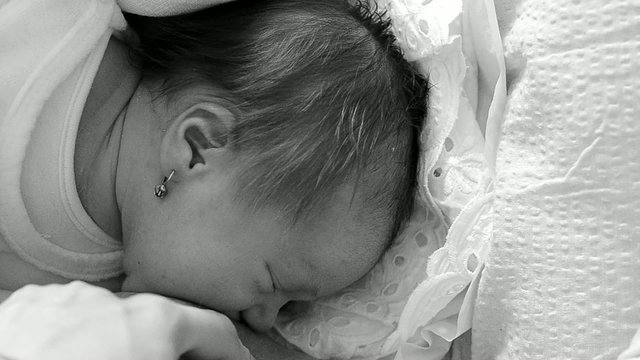 b&eacute;b&eacute; t&eacute;tant le sein de sa maman