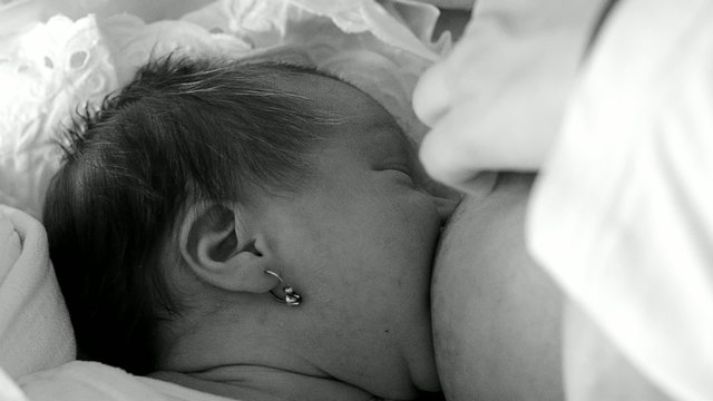 b&eacute;b&eacute; t&eacute;tant le sein de sa maman