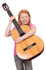 Rothaariges Mädchen mit Gitarre