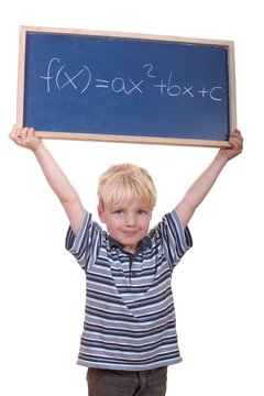 Kleiner Junge zeigt eine mathematische Formel