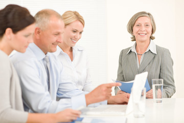 Obraz premium Business team pretty businesswomen with colleagues