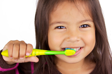 enfant qui se brosse les dents