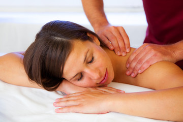 Fototapeta na wymiar Schöne junge Frau entspannt bei der Massage