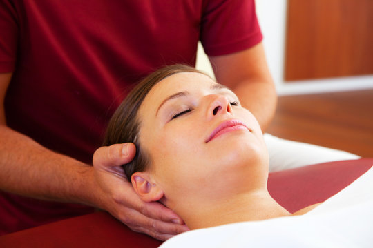 Entspannte Nacken- und Kopfmassage einer sch&ouml;nen Frau