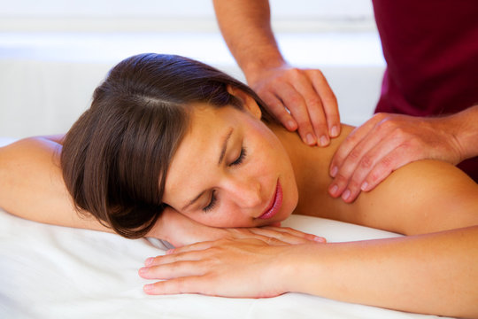Sch&ouml;ne junge Frau entspannt bei der Massage