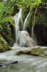 Fototapeta na wymiar Uroczy wodospad w Jeziorach Plitwickich
