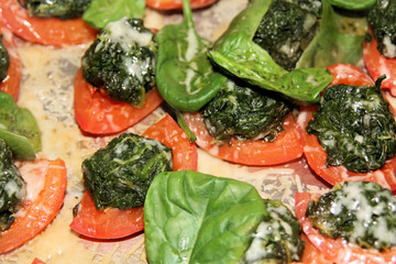 Mit Spinat gefüllte Tomaten