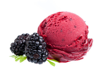 Rote Eiskugel mit Brombeeren