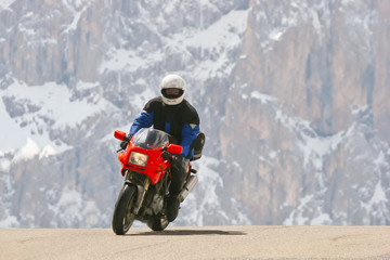Motoradfahrer in den italienischen Alpen