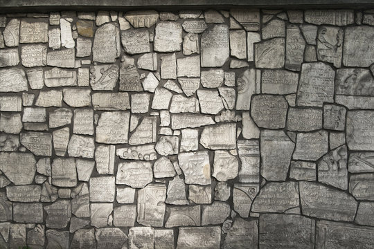 Стена из фрагментов памятников