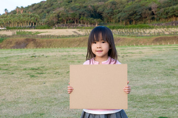 メッセージボードを持つ女の子