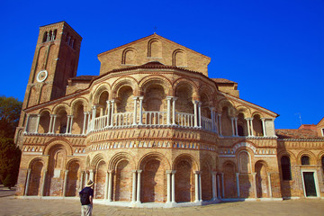 Fototapeta na wymiar italie, venise : murano, église ss maria donato, touriste