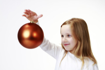 Mädchen mit Weihnachtskugel