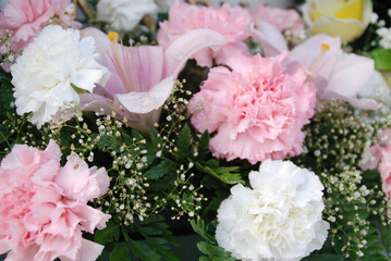 RAMO DE FLORES: CLAVELES ROSAS Y BLANCOS