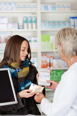 kundin zahlt 50 euro in der apotheke