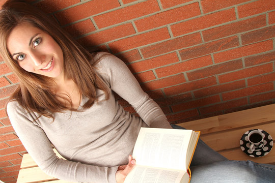 Frau mit Buch