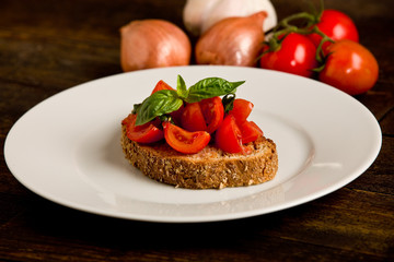 Bruschetta siciliana su sfondo di legno
