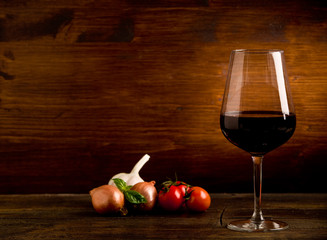 Vino su sfondo di legno