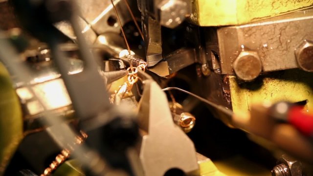 Cutter and wire in automatic chain-bending machine, closeup view