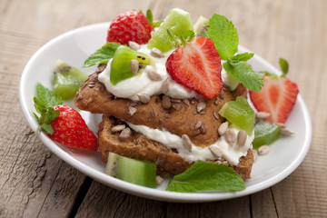 bread with cottage cheese and berries